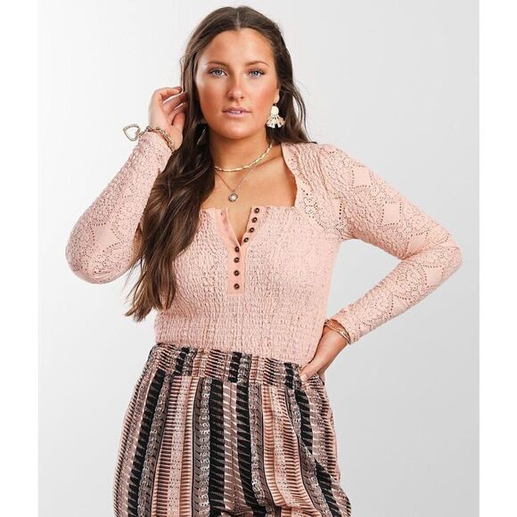 Gimmicks by BKE Light Peach Eyelet Smocked Stretch Henley Large - Picture 7 of 11